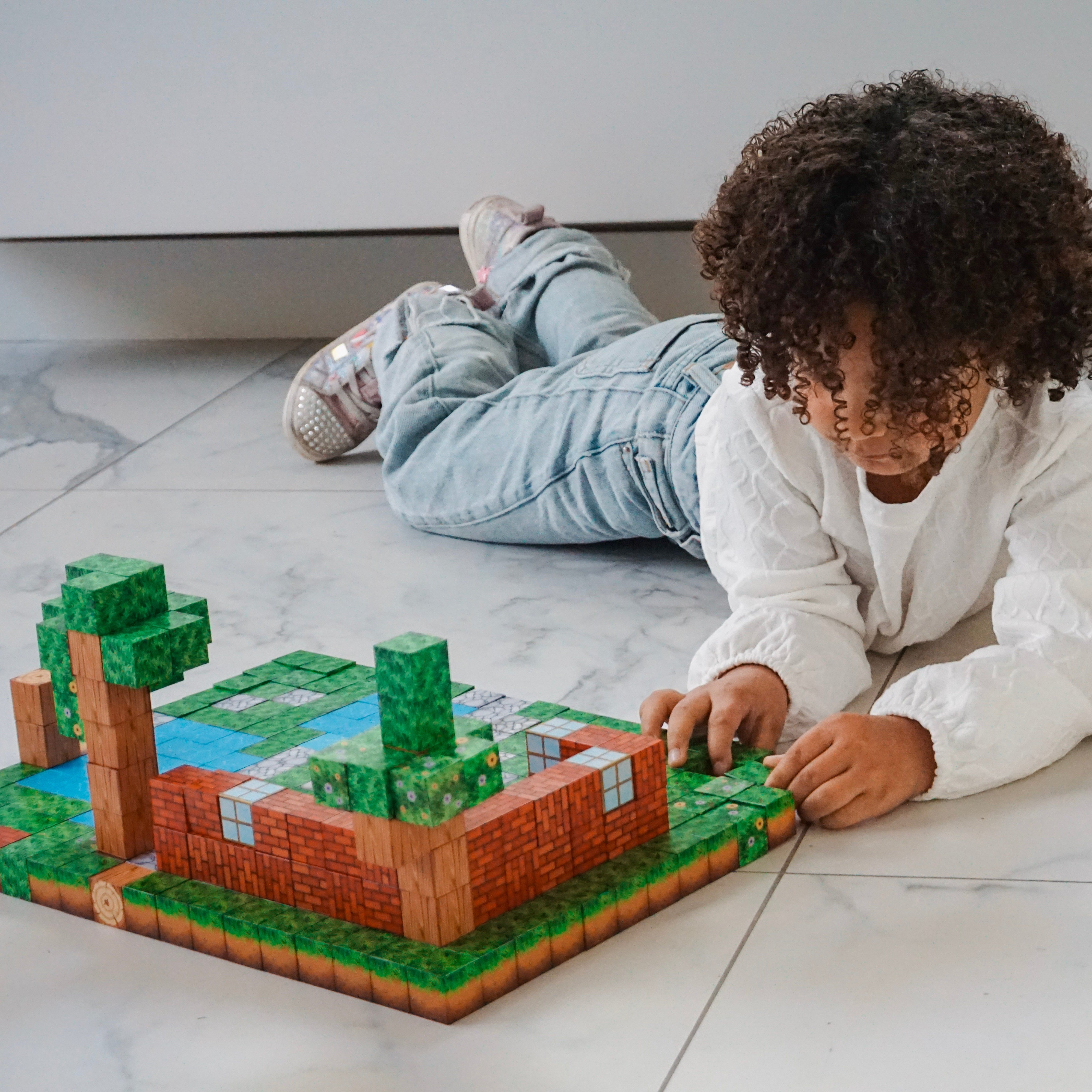 Meisje speelt met Tilesminds magnetische jungle blokken