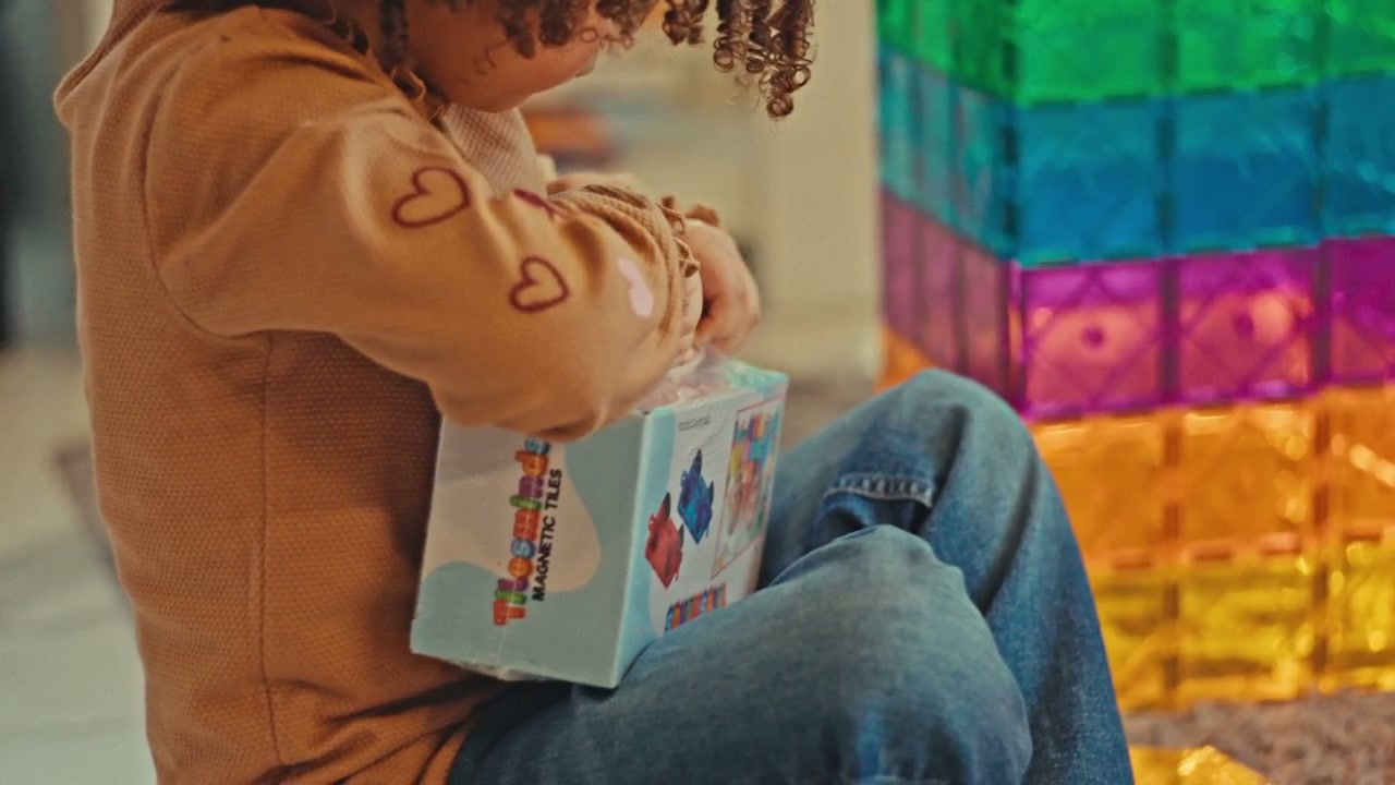 Kind bouwt met magnetische tegels — startbeeld van de merkvideo