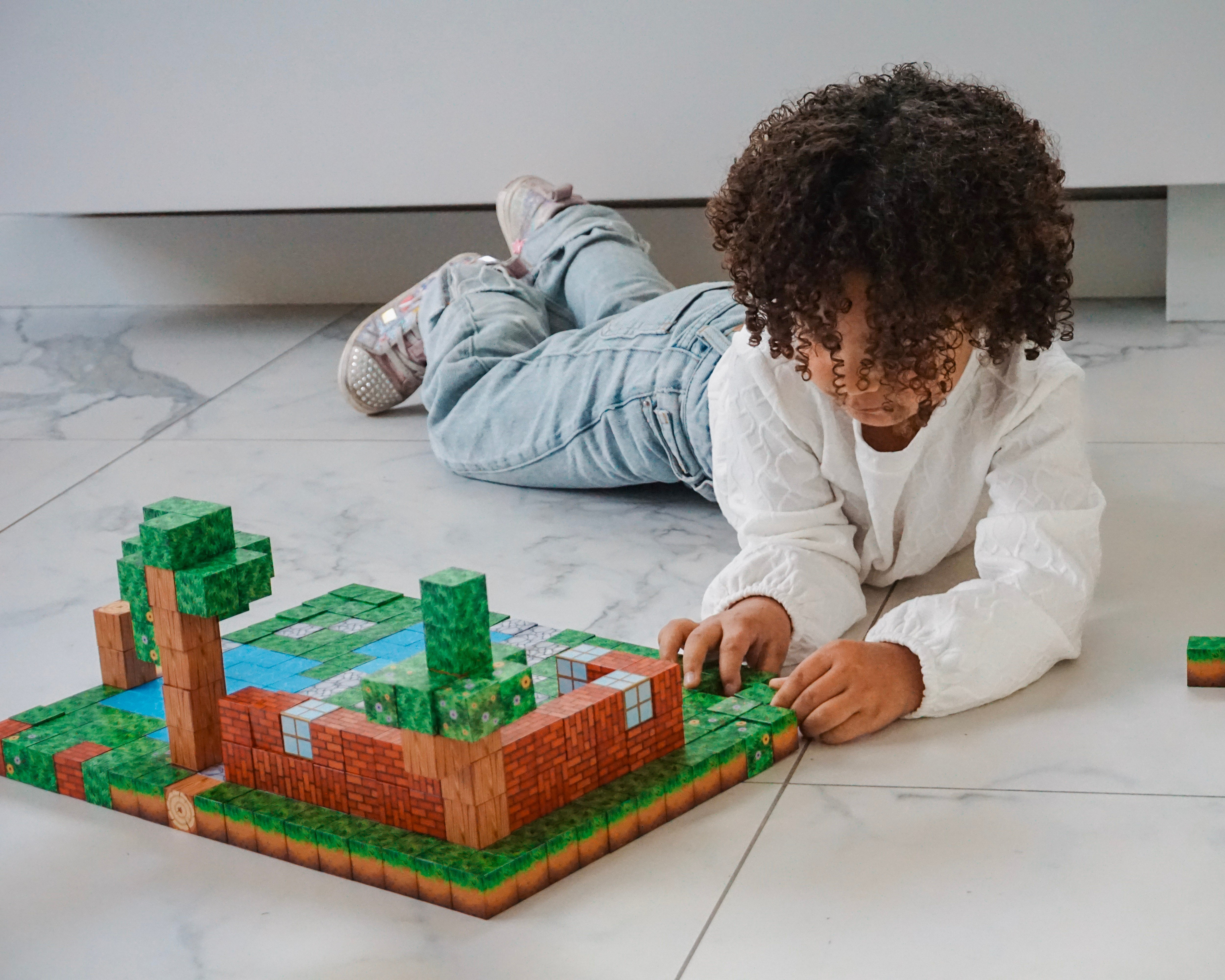 Meisje speelt met Tilesminds magnetische jungle blokken